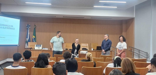 A jovem com aparelho auditivo e óculos realiza o procedimento de coleta biométrica para emissão ...