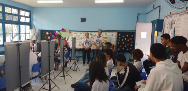 #PartiuVotar emite títulos para quase 200 jovens em Barra do Piraí A imagem mostra uma sala de aula com paredes pintadas de azul-claro, janelas grandes à esquerda ...