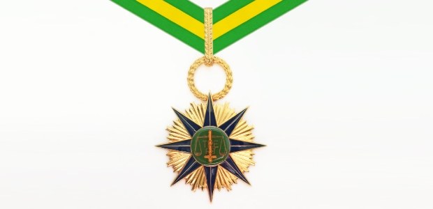 Pela primeira vez, TRE-RJ homenageará eleitores comuns com a Medalha do Mérito A Medalha do Mérito Eleitoral, que tem um formato de estrela com pontas douradas e azuis-escuro,...
