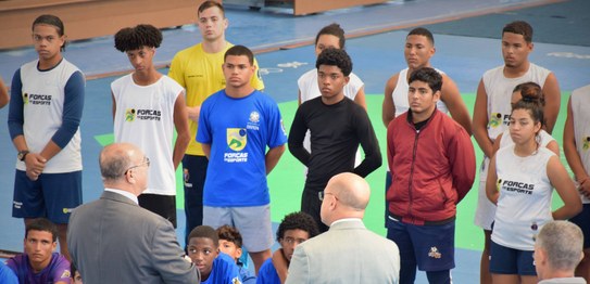 O presidente do TRE-RJ e o contra-almirante assistem o treinamento do ginásio