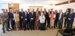 Foto posada do ministro Edson Fachin com diversos presidentes de Tribunais. Todos estão de pé, s...