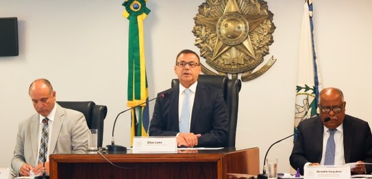 Presidente do TRE-RJ, desembargador Elton Leme (no centro); o vice-presidente do TRE-RJ, desemba...