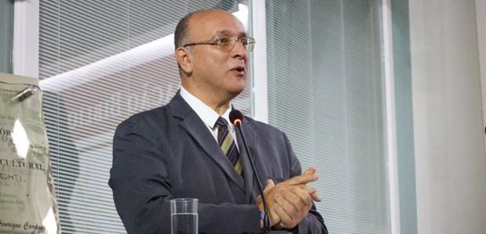 Três pessoas estão sentadas em um semicírculo; da esquerda para a direita, Ana Flávia Magalhães ...