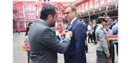 Presidente do TRE-RJ recebe a medalha das mãos do governador do Rio