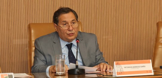 Presidente do TRE-RJ, o desembargador Peterson Simão, homem branco, cabelo escuro, com óculos, e...