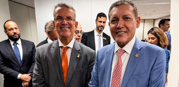 O presidente do TRE-RJ (à esquerda) posa para a foto ao lado do ministro Nunes Marques. Ambos es...