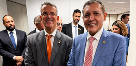 O presidente do TRE-RJ (à esquerda) posa para a foto ao lado do ministro Nunes Marques. Ambos es...