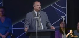 Presidente do TRE-RJ, desembargador João Ziraldo Maia, discursa no palco do evento