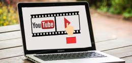 Logo do Youtube na tela de um laptop
