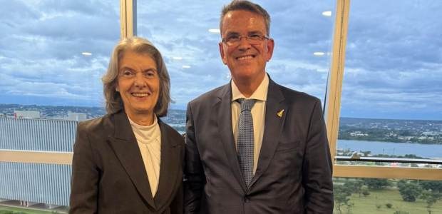 O presidente do TRE-RJ, desembargador Claudio de Mello Tavares, posa ao lado da presidente do Tr...