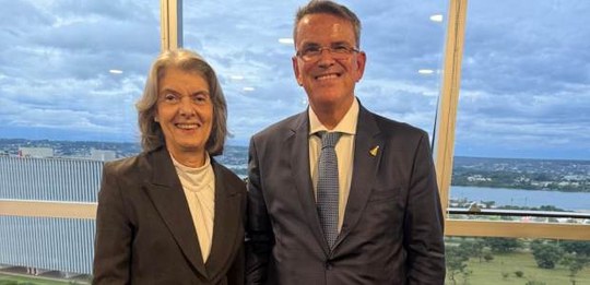 O presidente do TRE-RJ, desembargador Claudio de Mello Tavares, posa ao lado da presidente do Tr...