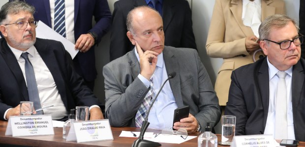 Presidente do TRE-RJ participa de reunião no TSE para discutir Eleições de 2024 Foto do presidente do TRE-RJ, desembargador João Ziraldo Maia, durante a reunião. Ele está senta...