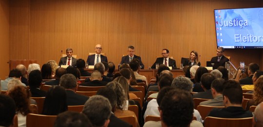 No auditório do Palácio da Democracia, reunião com os representantes de partidos políticos. À fr...