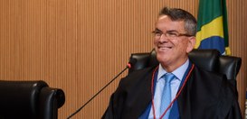 O presidente do TRE-RJ, desembargador Claudio de Mello Tavares está sorrindo durante a sessão pl...