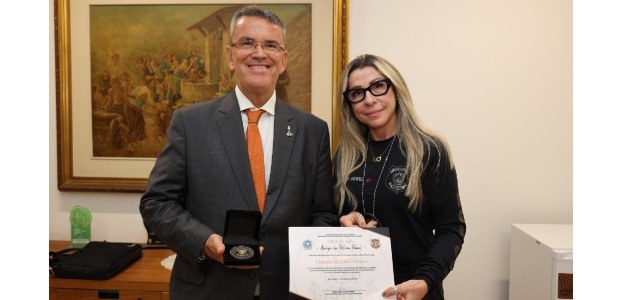 Presidente do TRE-RJ (à esq.) segura a medalha, ao lado da secretária de Administração Penitenci...