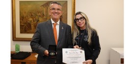 Presidente do TRE-RJ (à esq.) segura a medalha, ao lado da secretária de Administração Penitenci...