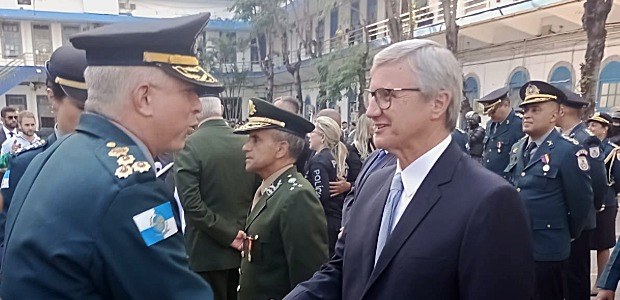 Presidente do TRE-RJ recebe comenda da Polícia Militar À direita, o presidente do TRE-RJ, desembargador Henrique Figueira, é cumprimentado pelo comanda...