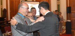 Foto do presidente do TRE-RJ, desembargador João Ziraldo Maia, recebendo a Medalha do Mérito Jud...