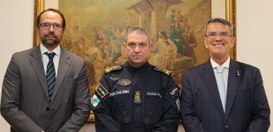 Da esquerda para a direita, o juiz Fábio Porto, de terno cinza, o comandante-geral Sylvio Guerra...