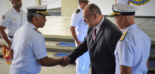 O presidente do TRE-RJ e o contra-almirante assistem o treinamento do ginásio