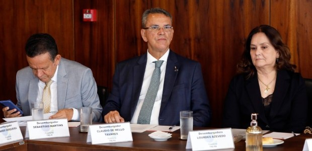 Presidente do TRE-RJ reúne-se com a ministra Cármen Lúcia para tratar das Eleições 2026 O presidente do TRE-RJ, desembargador Claudio de Mello Tavares (no centro), sentado entre os pre...