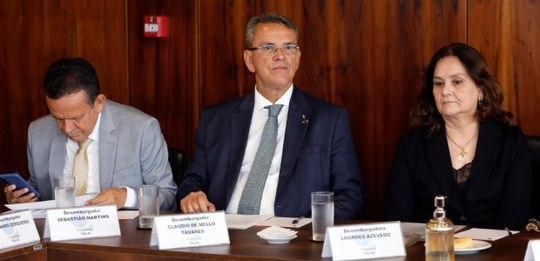 O presidente do TRE-RJ, desembargador Claudio de Mello Tavares (no centro), sentado entre os pre...