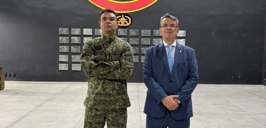 Na imagem, o presidente do TRE-RJ Claudio de Mello Tavares e o tenente-coronel Monteiro, do Bope...