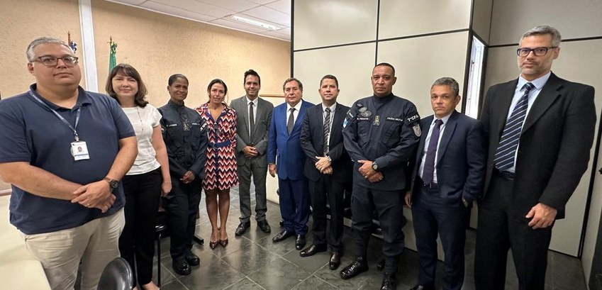 Presidente do TRE-RJ visita Três Rios e promove reunião sobre eleição suplementar Foto dos participantes da reunião, todos de pé. Da esquerda para a direita, o chefe da 40ª ZE, C...