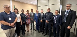Foto dos participantes da reunião, todos de pé. Da esquerda para a direita, o chefe da 40ª ZE, C...