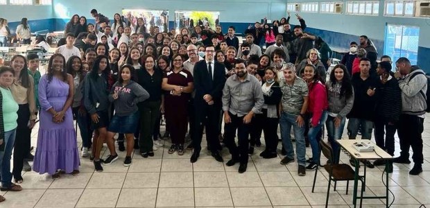 Programa “TRE vai à Escola” chega a São Francisco de Itabapoana, no Norte Fluminense_ Descrição da imagem: foto em uma sala de aula com o juiz eleitoral Eron Simas dos Santos, de ter...