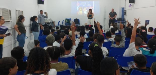 Programa “TRE vai à Escola” esteve em quatro colégios esta semana Em uma sala de aula, alunos levantam a mão para fazer perguntas para a juíza Denise de Araujo Ca...