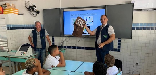 Grupo de estudantes sentados assistindo a uma palestra realizada por magistrada