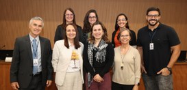 Servidoras e servidores, juntamente com palestrantes, posam no auditório do Palácio da Democraci...