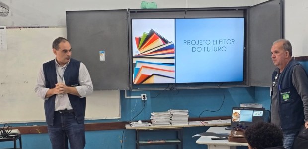 Projeto Eleitor do Futuro na Escola Municipal Professor Lund Fernandes Villela Dois servidores da Justiça Eleitoral apresentam o Projeto Eleitor do Futuro em uma sala de aula,...