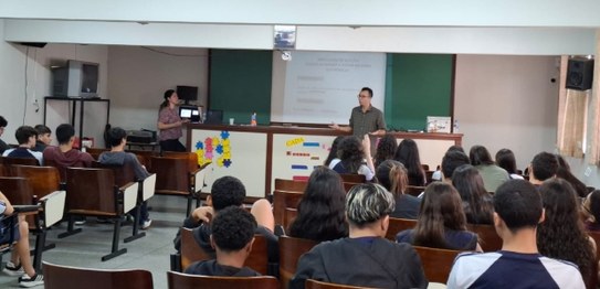 Servidora da Justiça Eleitoral realiza palestra sobre cidadania para estudantes, que estão senta...