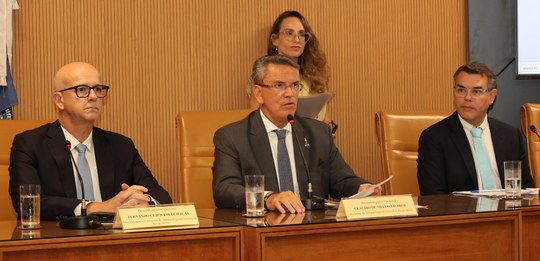 Desembargador Claudio de Mello Tavares está no centro da foto. À esquerda, o desembargador Ferna...