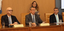 Desembargador Claudio de Mello Tavares está no centro da foto. À esquerda, o desembargador Ferna...