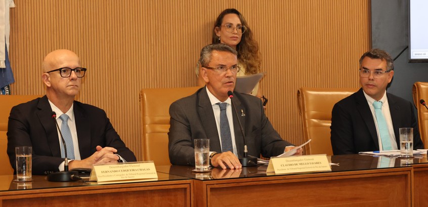 Desembargador Claudio de Mello Tavares está no centro da foto. À esquerda, o desembargador Ferna...