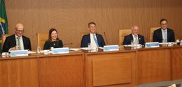 foto da mesa de debates, onde estão sentados (da esq. p/ dir.): presidente do Fórum Permanente d...