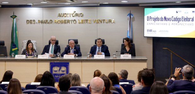 Registro fotográfico do evento realizado no auditório "Des. Paulo Roberto Leite Ventura", com ci...