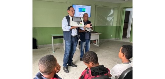 Grupo de estudantes sentados assistindo a uma palestra realizada por magistrada