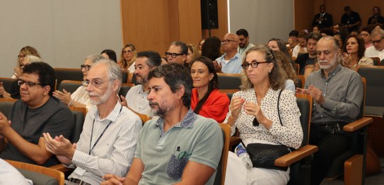 Presidente do TRE-RJ, o desembargador Peterson Simão, homem branco, cabelo escuro, com óculos, e...