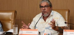 Professor da UFRJ Victor de Melo, homem pardo, com cabelo e barba grisalhos, com óculos, gesticu...
