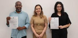 Foto posada da diretora-geral, Eline Iris, (ao centro), de camisa bege; João Cleber Ângelo (esq....