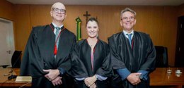 foto posada da desembargadora eleitoral Tathiana de Carvalho Costa (ao centro); o presidente do ...