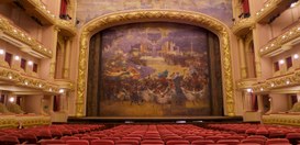 Imagem da sala de espetáculos do Teatro Municipal onde se vê em primeiro plano o pano de boca do...