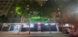 Fachada do prédio sede do Tribunal Regional Eleitoral do Rio de Janeiro iluminado na cor verde