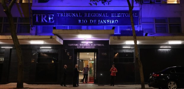 fachada da sede iluminada na cor azul
