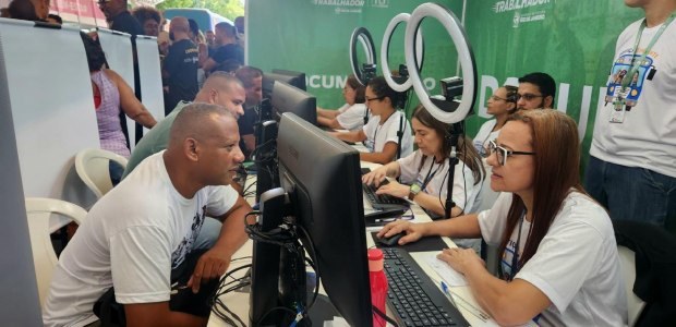 TRE-RJ atende dezenas de eleitores(as) no Mutirão do Trabalhador A imagem mostra o estande do Tribunal Regional Eleitoral do Rio de Janeiro (TRE-RJ) durante o Mu...