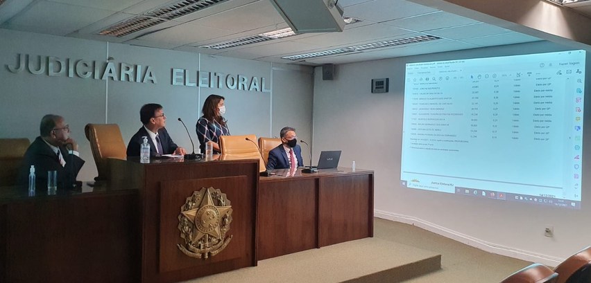 No auditoria da Escola Judiciária Eleitoral do Rio de Janeiro, sentados na mesa, estão, da esque...